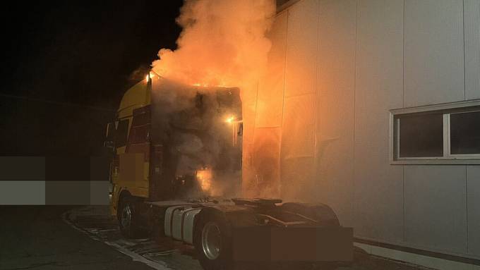 Lastwagen brennt lichterloh – Feuerwehr im Einsatz