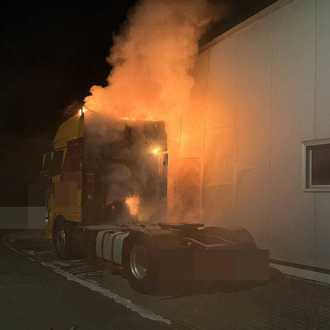 Lastwagen brennt lichterloh – Feuerwehr im Einsatz