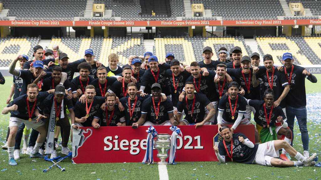 Der FC Luzern feiert den Sieg im Schweizer Fussball Cupfinal zwischen dem FC St. Gallen und dem FC Luzern, am Pfingstmontag, 24. Mai 2021, im Stadion Wankdorf in Bern.