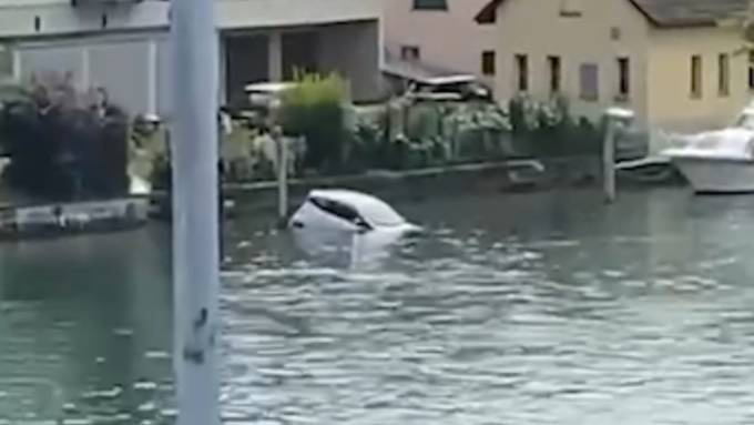 «Ungenügend gesichert» – hier säuft ein Auto im Rhein ab