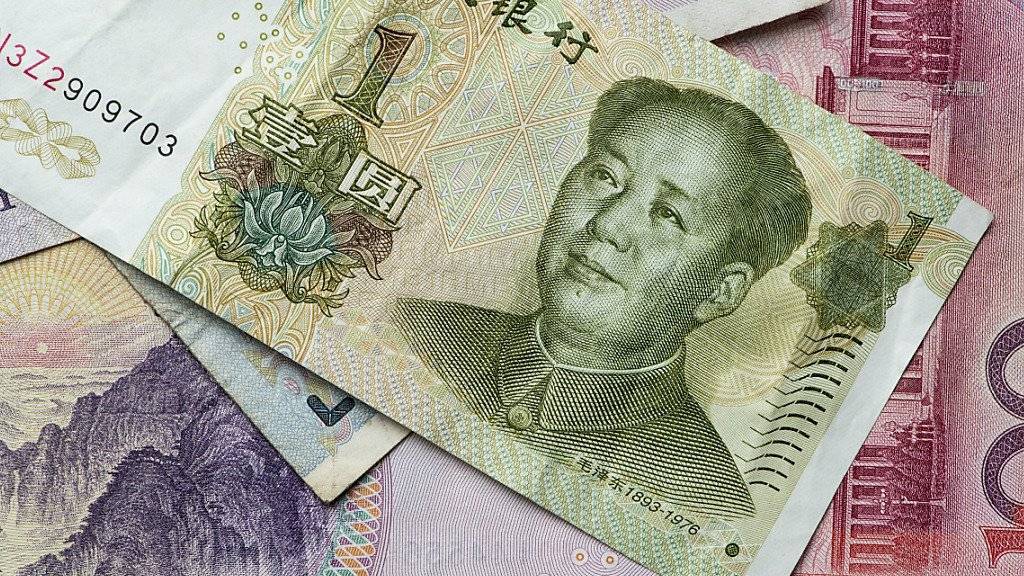 Die chinesische Währung bleibt weiter unter Druck. Am Mittwoch sank der Devisenkurs auf den niedrigsten Stand seit 2011. (Archiv)
