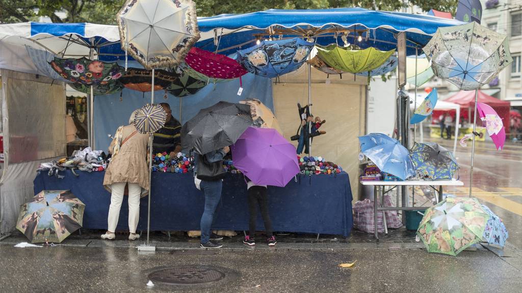 Zum Glück gibt es am St.Galler Fest auch Schirme zu kaufen. (Archivbild: TAGBLATT/Benjamin Manser)