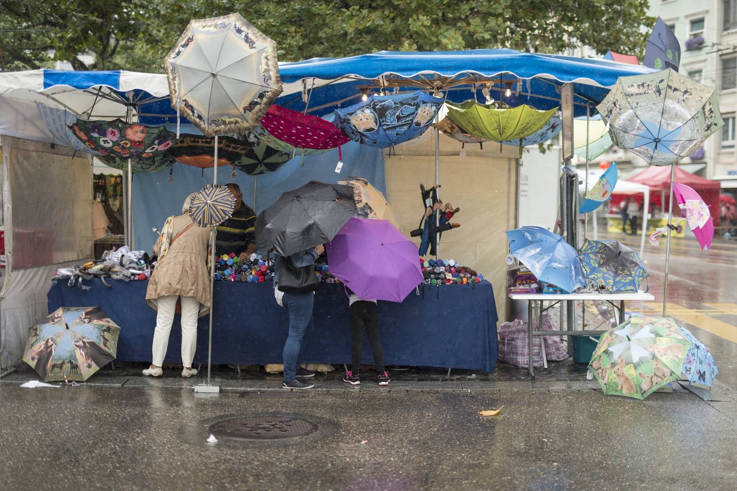 Zum Glück gibt es am St.Galler Fest auch Schirme zu kaufen. (Archivbild: TAGBLATT/Benjamin Manser)
