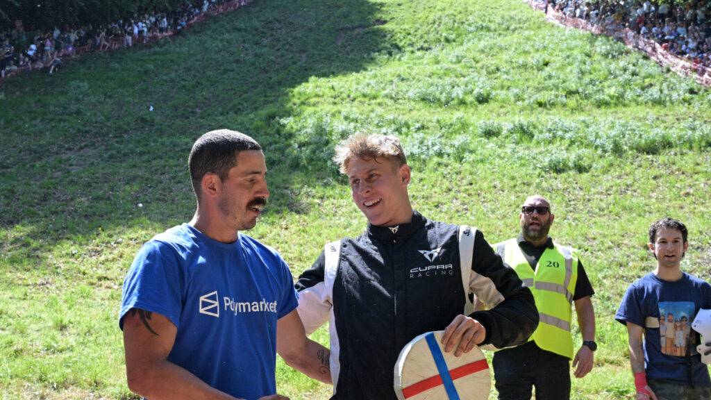 Kurioses Käserennen in England: Der Deutsche Tom Kopke (rechts) setzte sich gegen den britischen Rekordgewinner Chris Anderson (links) durch.