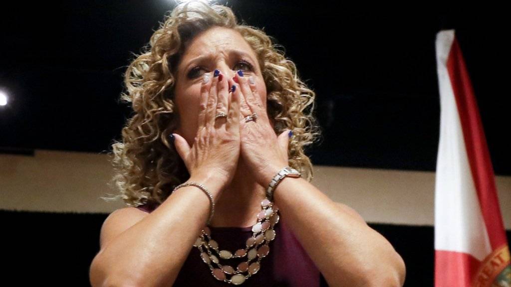 Die Parteichefin der US-Demokraten, Debbie Wasserman Schultz, kündigte ihren Rücktritt an, nachdem wenig schmeichelhafte E-Mails von ihr auftauchten. Die Organisation der Demokraten könnten nun von einem weiteren Hackerangriff betroffen sein. (Archivbild)