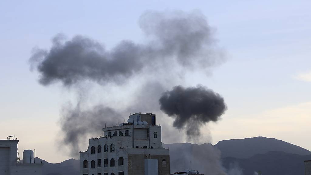 ARCHIV - In Sanaa steigt Rauch nach US-Angriffen auf. Foto: Osamah Abdulrahman/AP/dpa/Archivbild