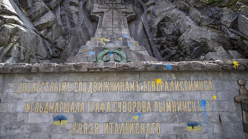 Wer das Suworow-Denkmal in der Schöllenenschlucht mit Farbe verschmiert hat, weiss die Urner Polizei noch nicht. (Archivbild)