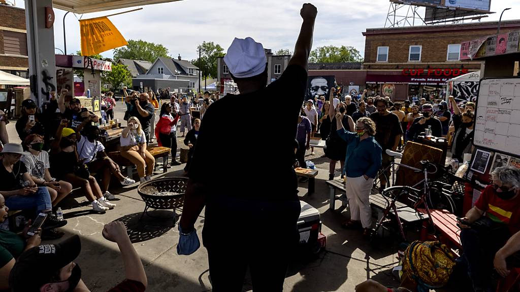 Die Räumung des George-Floyd-Platzes hat Proteste ausgelöst - aber alles verlief friedlich. Foto: Carlos Gonzalez/Star Tribune/AP/dpa