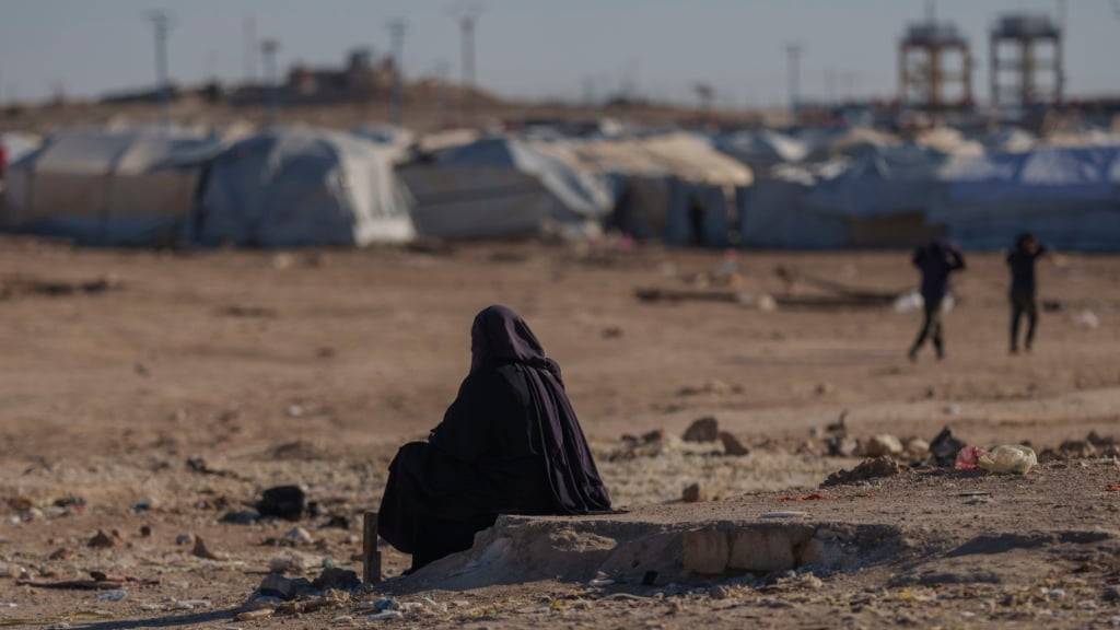 ARCHIV - Eine Frau sitzt im Lager Al-Hol in der nordostsyrischen Provinz Hasakeh. Foto: Bernat Armangue/AP/dpa/Archivbild