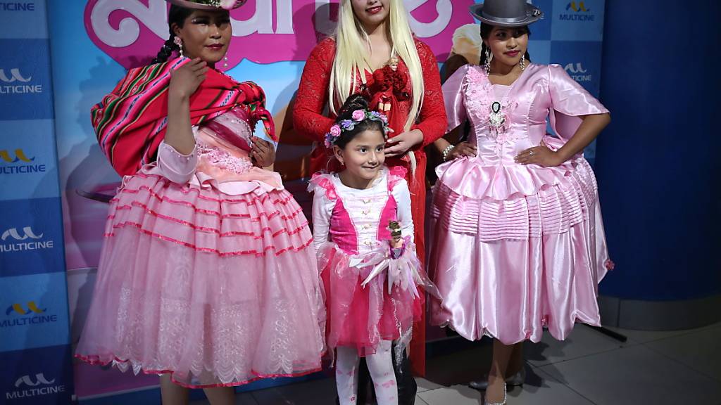 Barbie-Fans bei einer Veranstaltung rund um den Film Barbie in Bolivien.