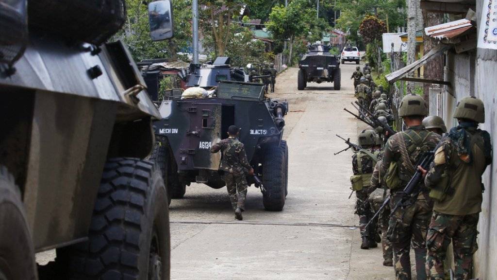 Regierungstruppen auf dem Weg zur Frontlinie am Dienstag in Marawi.