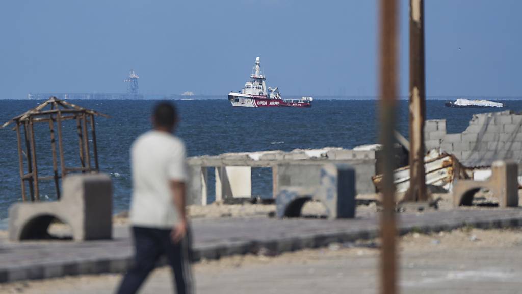 Ein Schiff der Hilfsorganisation Open Arms nähert sich der Küste des Gazastreifens. Foto: Abdel Kareem Hana/AP