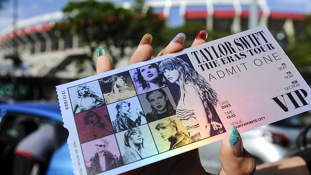 Fans der US-Sängerin Taylor Swift warten vor dem Stadion in Buenos Aires. Foto: Fernando Gens/dpa