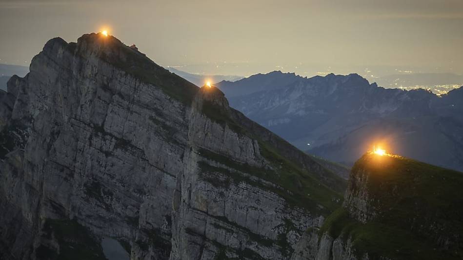 Höhenfeuer auf den sieben Churfirsten brennen einen Tag früher