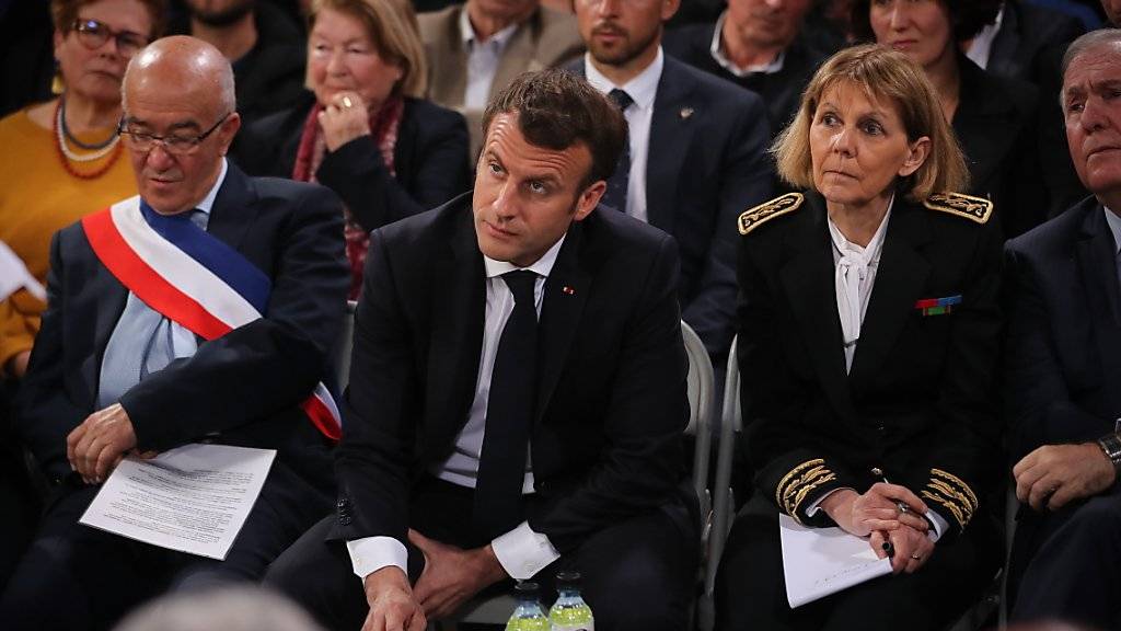 Die von ihm selber zur Entschärfung der Proteste der «Gelbwesten» eingeführte Bürgerdebatte hat den französischen Präsidenten Emmanuel Macron am Donnerstag nach Korsika geführt. (EPA/OLIVIER SANCHEZ)