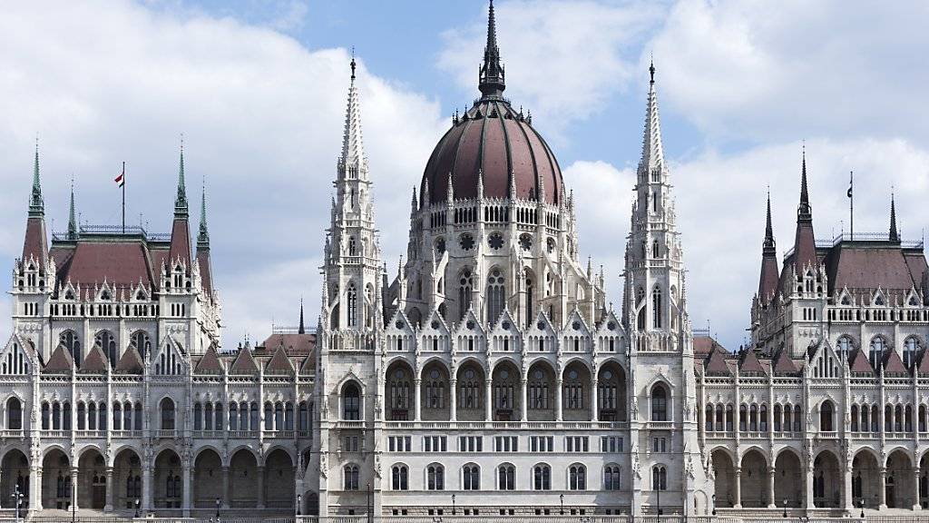 Viele Schuldner in Ungarn geraten in Zahlungsnot. Gefordert ist darum die Politik. Im Bild das Parlamentsgebäude von Ungarn in Budapest an der Donau. (Archiv)