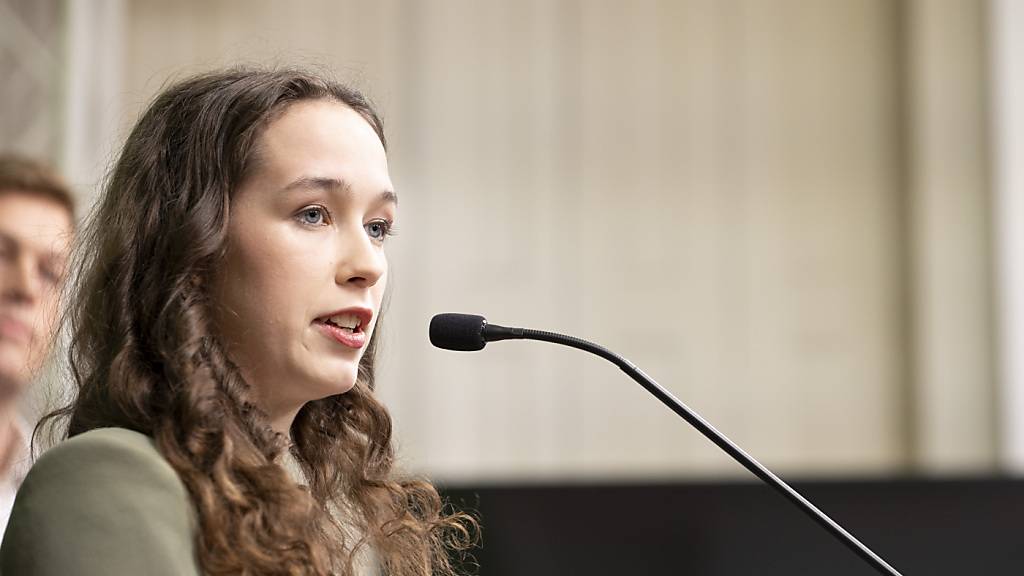 ARCHIV - Die österreichische Spitzenkandidatin der Grünen, Lena Schilling, spricht während einer Stellungnahme zu den in einem «Standard»-Bericht erhobenen Vorwürfen. Foto: Tobias Steinmaurer/APA/dpa