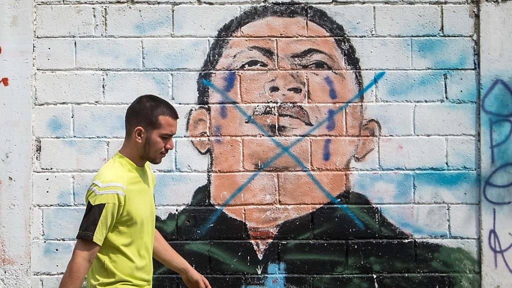 Durchgestrichenes Wandbild in den Strassen von Caracas von Venezuelas verstorbenem Präsidenten Hugo Chavez, dessen Nachfolger Nicolas Maduro ist