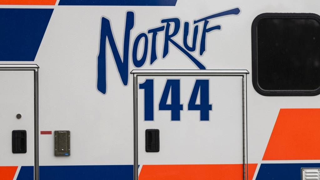 Die Ambulanz brachte einen gestürzten E-Bike-Fahrer ins Spital. (Symbolbild)