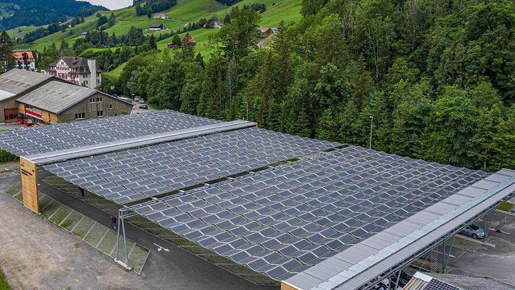 Ein mit einem Solarfaltdach überdecktes Parkfeld, das die SAK (St. Gallisch-Appenzellische Kraftwerke) zusammen mit der Luftseilbahn Jakobsbad-Kronberg 2020 realisiert hat. (Archivaufnahme)