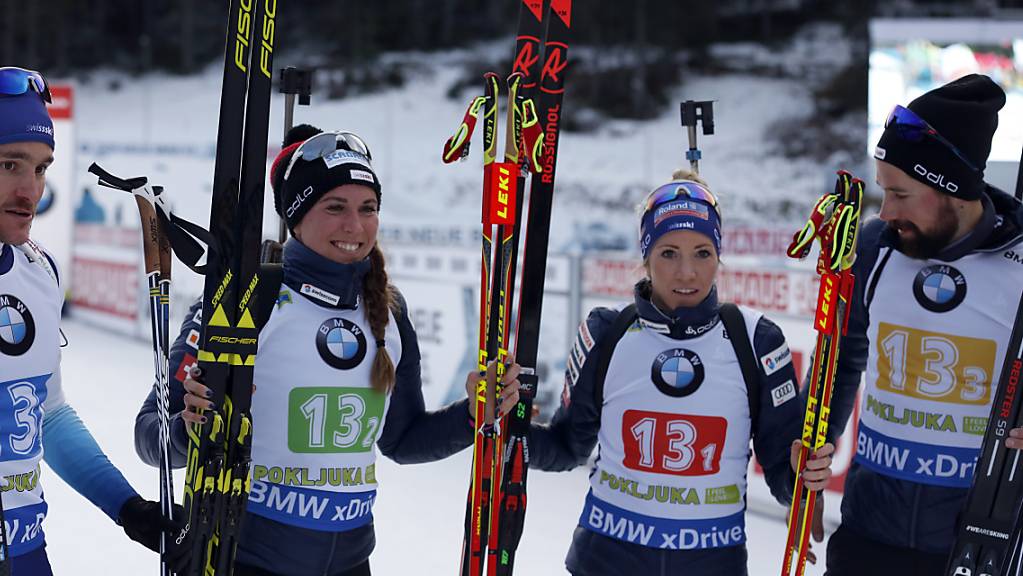 Jeremy Finello (links), Lena Häcki, Elisa Gasparin und Benjamin Weger jubeln: Im Dezember 2018 schaffen sie in Pokljuka im Weltcup mit einem 2. Rang in der Mixed-Staffel den Sprung aufs Podest.