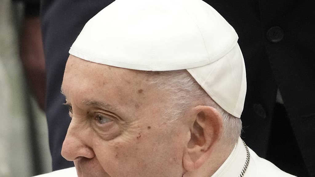 Papst Franziskus trägt eine von Gläubigen gespendete Kappe während der wöchentlichen Generalaudienz im Vatikan. Foto: Gregorio Borgia/AP/dpa