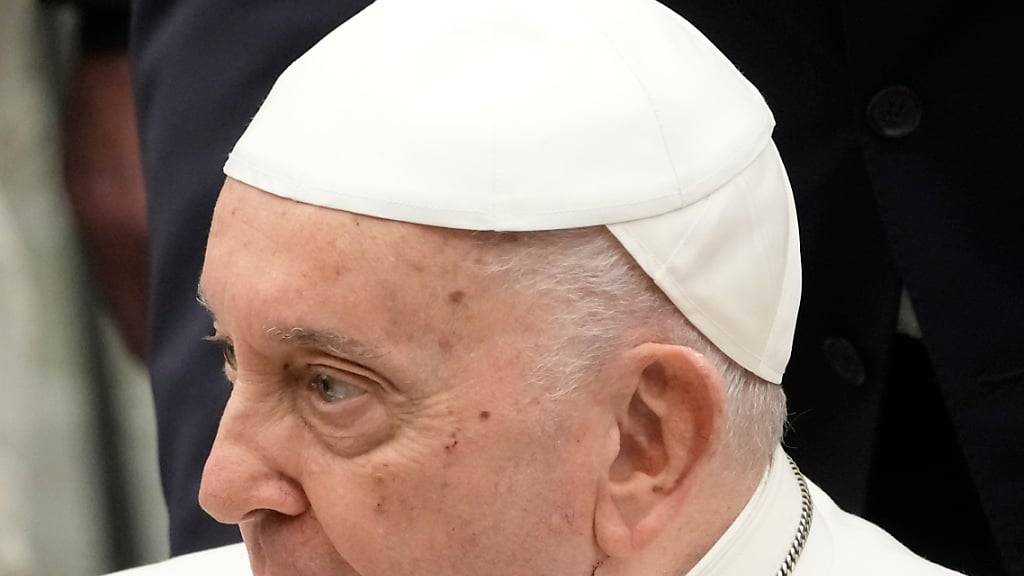 Papst Franziskus trägt eine von Gläubigen gespendete Kappe während der wöchentlichen Generalaudienz im Vatikan. Foto: Gregorio Borgia/AP/dpa