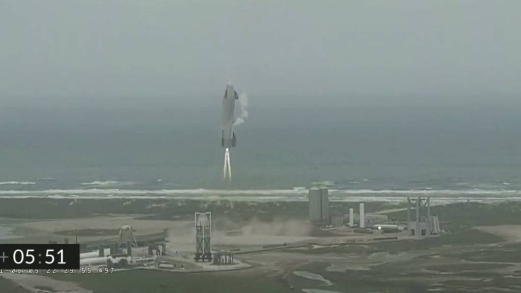In diesem Bild aus einem von SpaceX zur Verfügung gestellten Video sinkt ein Starship-Testfahrzeug während eines Flugtests. Foto: Uncredited Video/SpaceX via AP/dpa