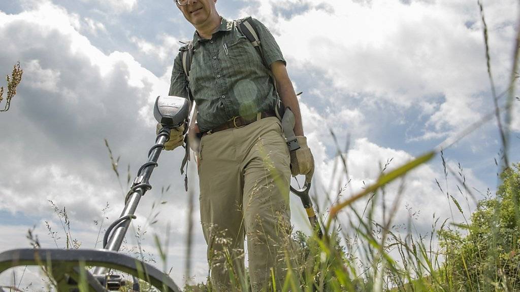 Mit dem Metalldetektor auf der Suche nach Fragmenten des Twannberg-Meteoriten: Beda Hofmann vom Naturhistorischen Museum Bern leitete in den vergangenen Jahren mehrere Suchkampagnen, die hunderte neuer Fragmente zutage förderten.