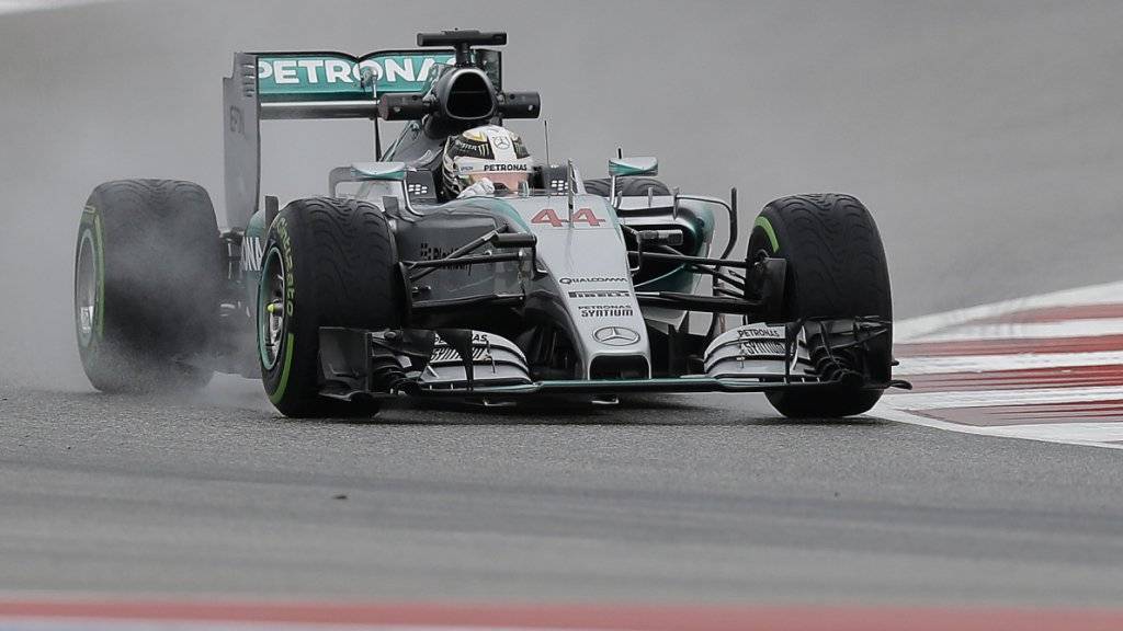Weltmeister Lewis Hamilton kurvt im Regen um den Kurs in Austin