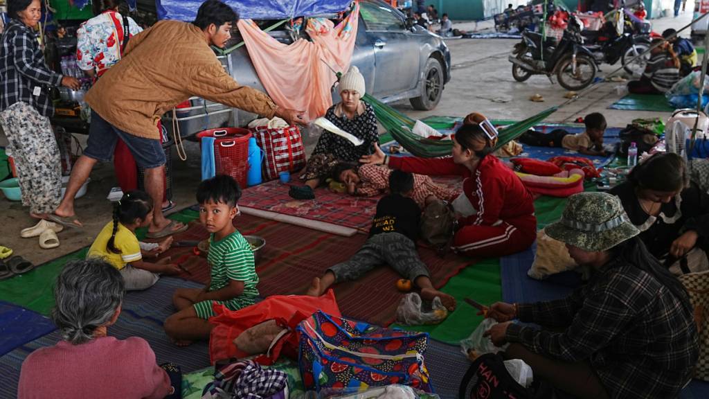dpatopbilder - Einheimische campieren während ihrer Flucht auf dem Markt Prey Chamkar Ta Doak in der Provinz Banteay Meanchey nahe der Grenze zu Thailand. Foto: Heng Sinith/AP/dpa