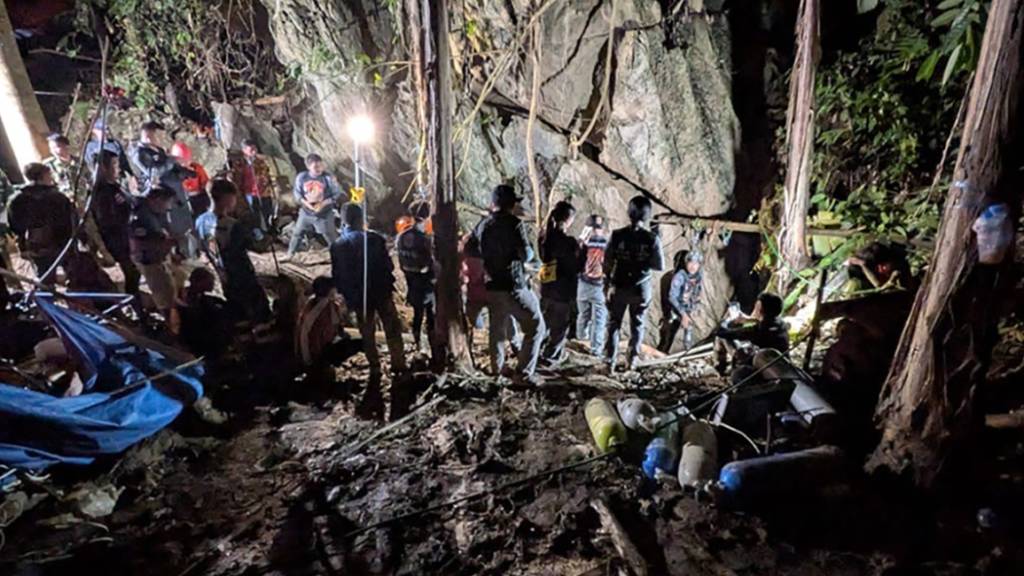 HANDOUT - Die Rettungsteams sind bei der Arbeit, um die in einer Höhle in der Provinz Xaisomboun eingeschlossenen Menschen zu evakuieren. Foto: Josh Richards/dpa - ACHTUNG: Nur zur redaktionellen Verwendung im Zusammenhang mit der aktuellen Berichterstattung und nur mit vollständiger Nennung des vorstehenden Credits