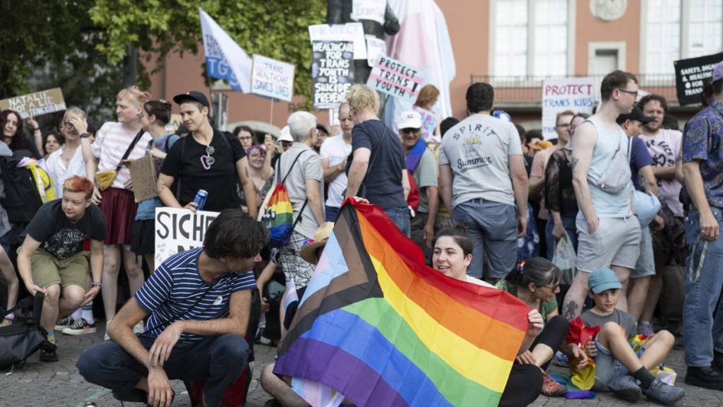 69 Prozent der Befragten zeigten sich besorgt über Angriffe und Diskriminierungen von LGBTQ-Personen in der Schweiz. (Archivbild)