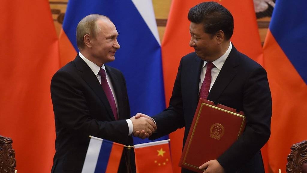 Russlands Präsident Wladimir Putin (links) und sein Amtskollege Xi Jinping (rechts).