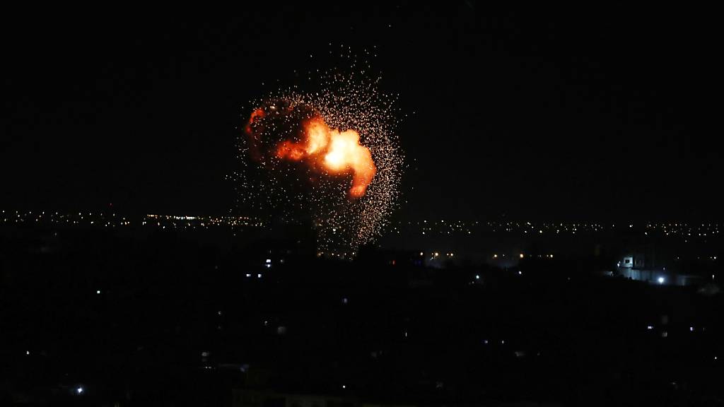 Ein Feuerball steigt nach einem israelischen Luftangriff im südlichen Gazastreifen auf. Zum dritten Mal in Folge hat Israels Luftwaffe nach einem Raketenangriff aus dem Gazastreifen Ziele in dem Palästinensergebiet beschossen. Foto: Ashraf Amra/APA Images via ZUMA Press Wire/dpa