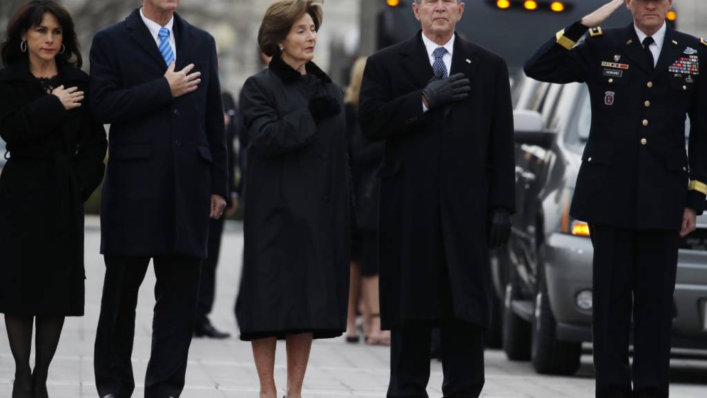 ARCHIV - George W. Bush (r-l), ehemaliger Präsident der USA, seine Frau Laura Bush, sein Bruder Neil Bush und Sharon Bush erweisen dem verstorbenen ehemaligen US-Präsidenten George H.W. Bush die Ehre als dessen Sarg mit militärischen Ehren aus dem Kapitol getragen wird.  1993. Foto: Alex Brandon/Pool AP/dpa