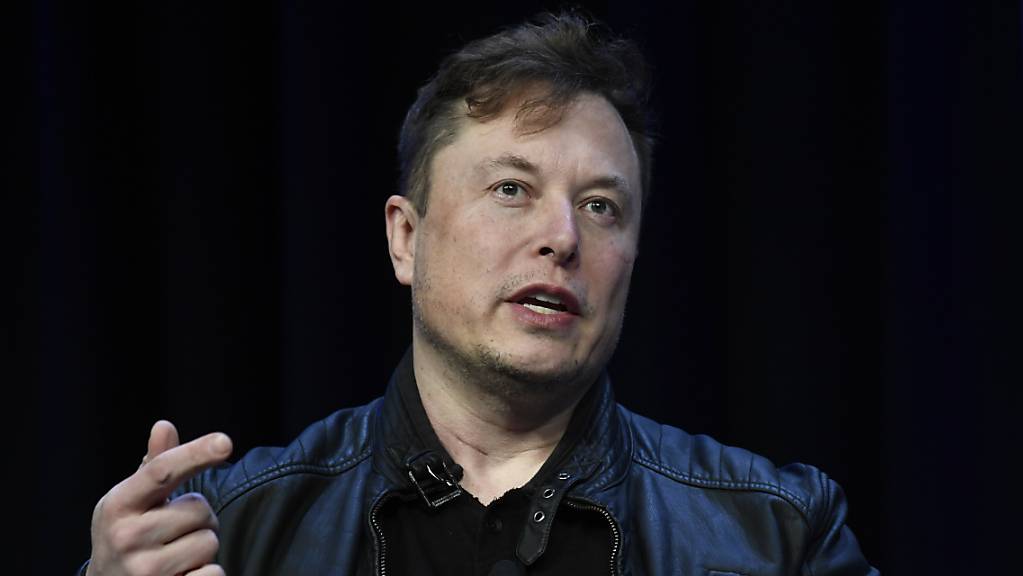 Tesla-Chef Elon Musk will mit seiner Firma Tesla künftig humanoide Roboter entwickeln. Diese sollen für Menschen anstrengende Arbeiten übernehmen können. (Archivbild)