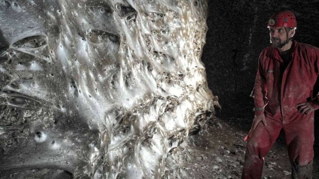 In einer entlegenen Höhle an der Grenze zwischen Griechenland und Albanien haben Forscher den nach eigenen Angaben bislang grössten bekannten Spinnennetz-Komplex der Welt aufgespürt.