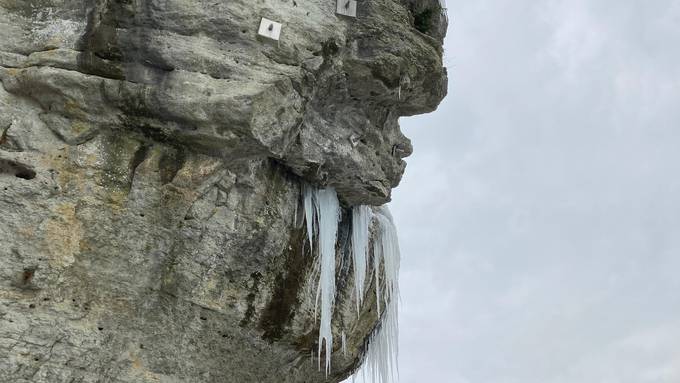 Schlossweg in Lenzburg wegen Eiszapfen gesperrt – Bund warnt vor Glatteis