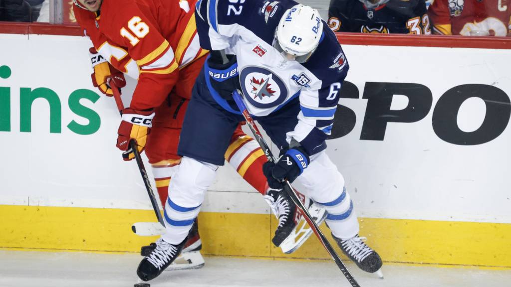 Nino Niederreiter (rechts) behauptet sich gegen Calgarys Morgan Frost