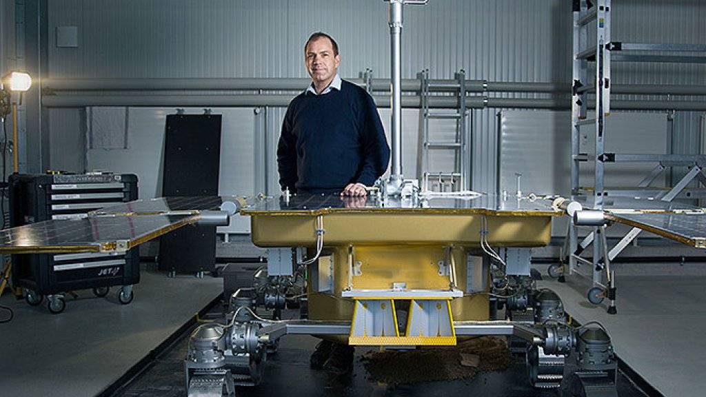 Professor Nikolaus Kuhn testet mit seinem Team eine Kamera, die für den Mars-Rover der ExoMars-Mission entwickelt wurde. 2020 soll der Rover auf den roten Planeten geschickt werden.