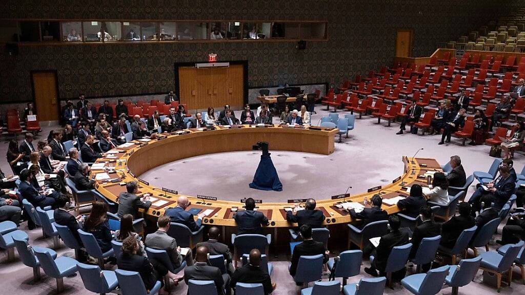Mitglieder versammeln sich zu einer Sitzung des Sicherheitsrates. Foto: Yuki Iwamura/AP/dpa