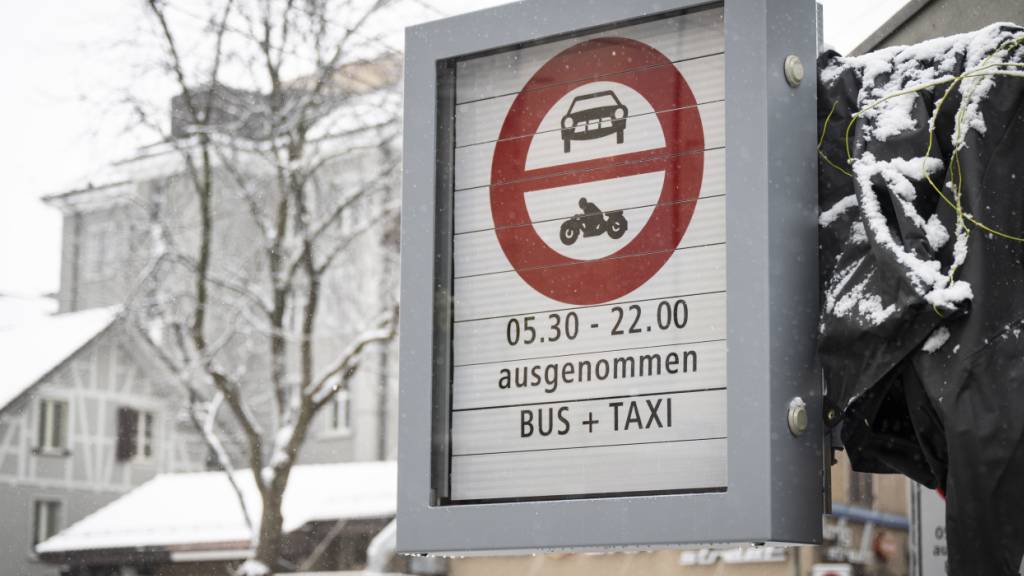 Die neuen Schilder sollen das Fahrverbot an der Langstrasse deutlicher wahrnehmbar machen.