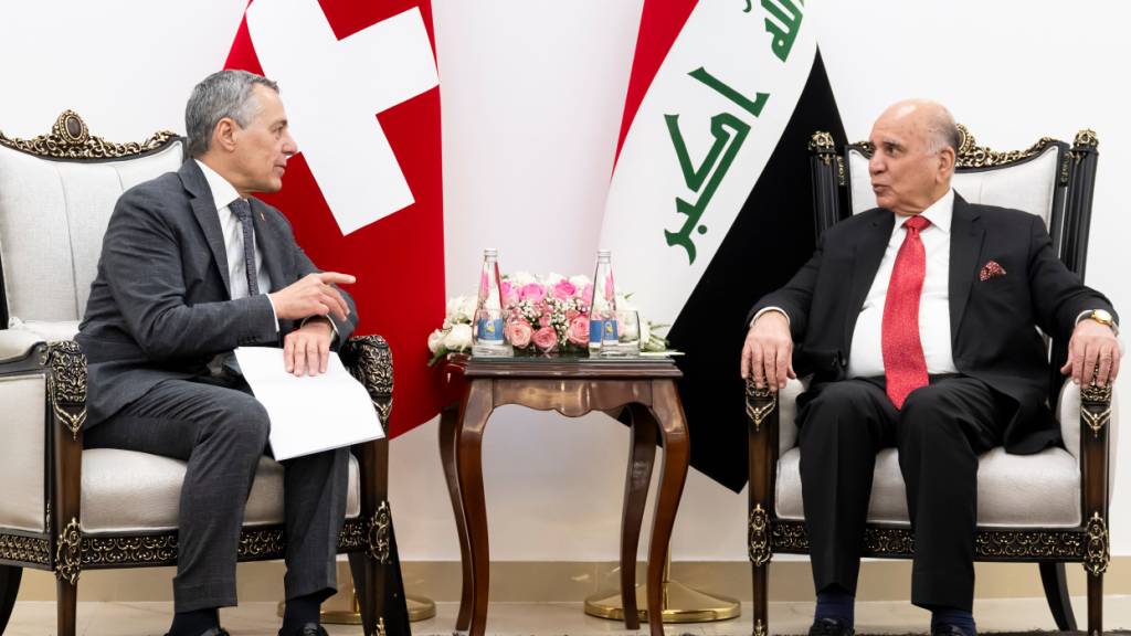 Bundesrat Ignazio Cassis (links) im Gespräch mit seinem irakischen Amtskollegen, Aussenminister Fuad Hussein, in Bagdad.