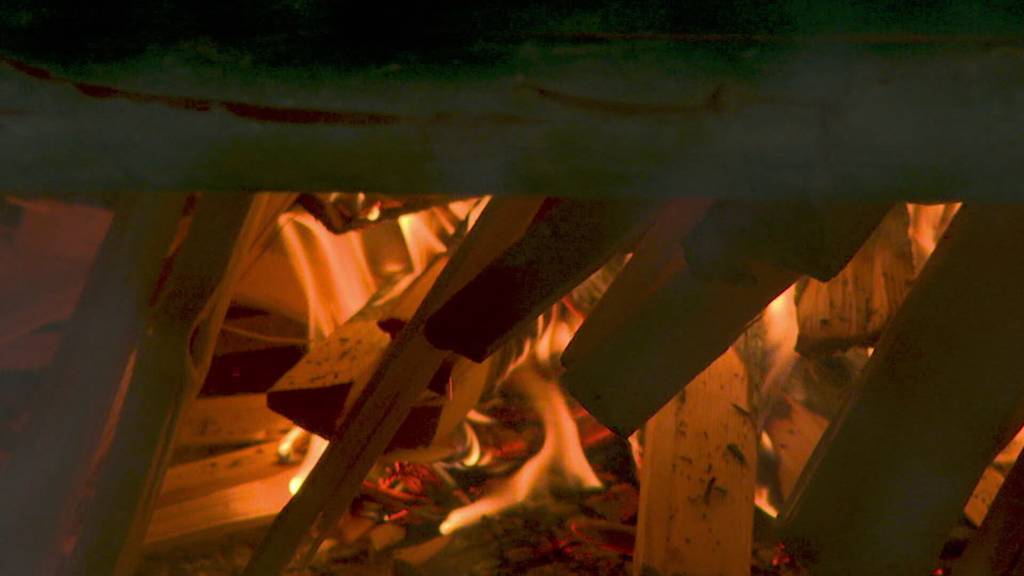 Kalk anstelle von Zement: Traditioneller Wiederaufbau von Schulhaus auf dem Ballenberg