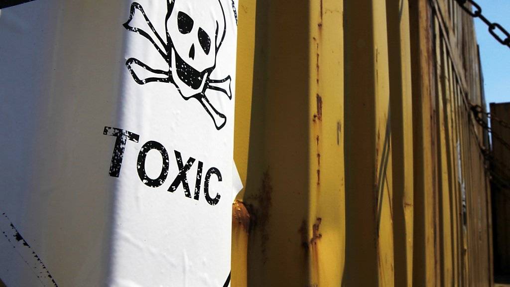 Gefahrensymbol an einem Container mit chemischen Kampfstoffen aus Syrien: Das syrische Regime gibt zu, einen weiteren Kampfstoff entwickelt zu haben, obwohl es zuvor der Vernichtung aller Chemiewaffen zustimmte. Die Organisation OPCW geht sogar von fünf undeklarierten Stoffen aus. (Archivbild)