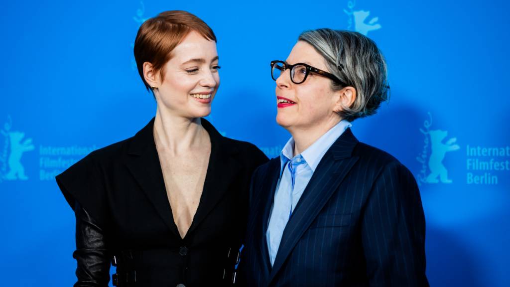 Schauspielerin Leonie Benesch (l) und Regisseurin Petra Volpe (r) haben an der Berlinale 2025 die Weltpremiere ihres Filmes «Heldin» gefeiert. Seither erhielt der Spielfilm zu ehren des Pflegepersonals soviel Zuspruch vom Publikum, dass er nun am Schweizer Filmpreis ausgezeichnet wird. (Archivbild)