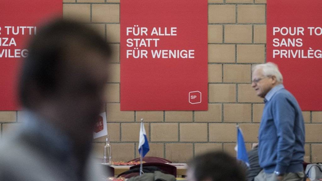 «Für alle statt für wenige» - Plakate am Zukunftsparteitag der SP Schweiz in Thun, wo die Delegierten die Weichen für die Zukunft ihrer Partei stellen.