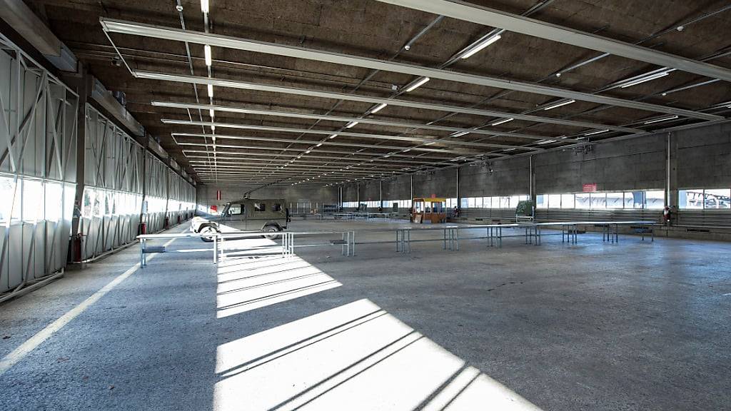 Die Panzerhalle des Waffenplatzes Thun wird noch bis Ende Februar als Asylunterkunft genutzt. (Archivbild)