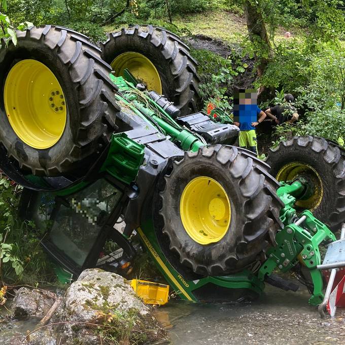 Traktor stürzt mehrere Meter in die Tiefe und landet in Bach